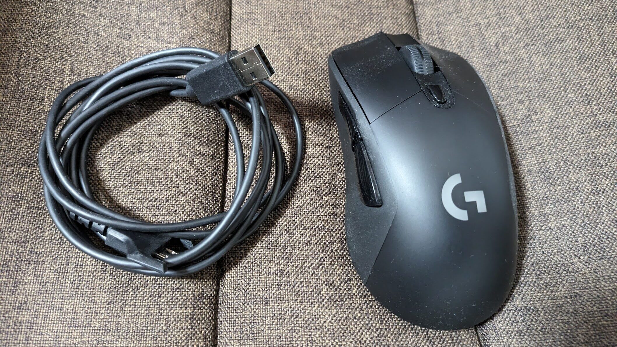 G703hはケーブルコネクタが特殊
